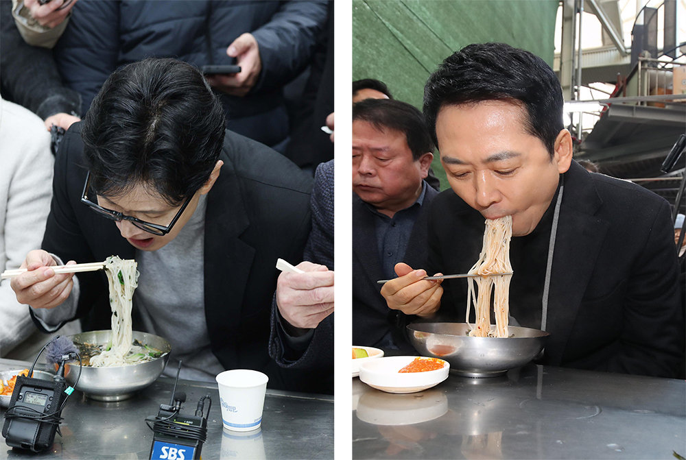 韓, 보름전 장동혁 갔던 서문시장 방문 국민의힘 한동훈 전 대표(왼쪽 사진)가 27일 대구 중구 서문시장을 찾아 국수를 먹고 있다. 앞서 장동혁 대표(오른쪽 사진)도 11일 같은 장소에서 국수를 맛봤다. 대구=뉴시스·뉴스1