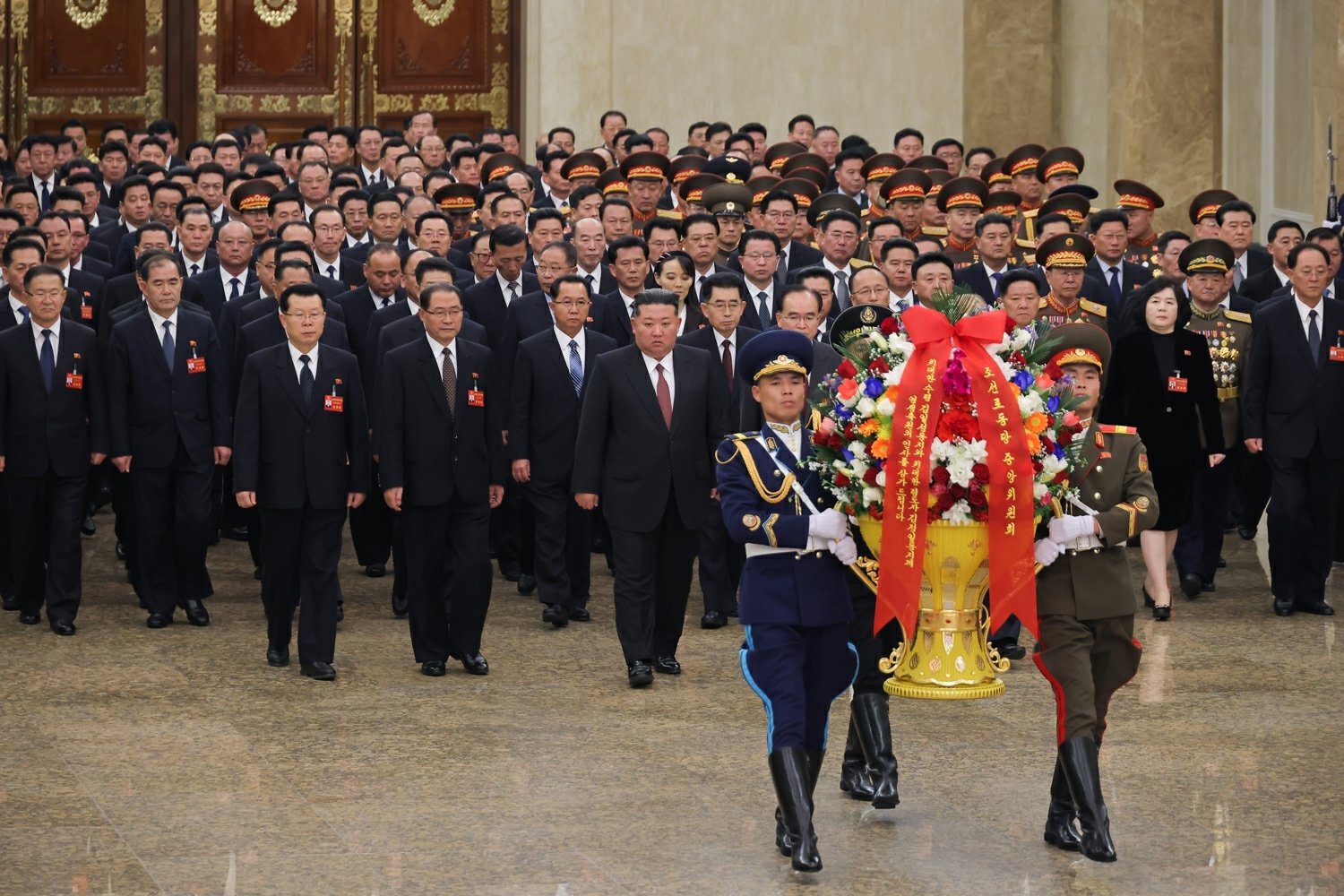 북한 노동당 기관지 노동신문은 27일 “김정은 동지께서 새로 선거된 제9기 당 중앙지도기관 성원들과 26일 금수산태양궁전을 찾았다”라고 보도했다.  (평양 노동신문=뉴스1)