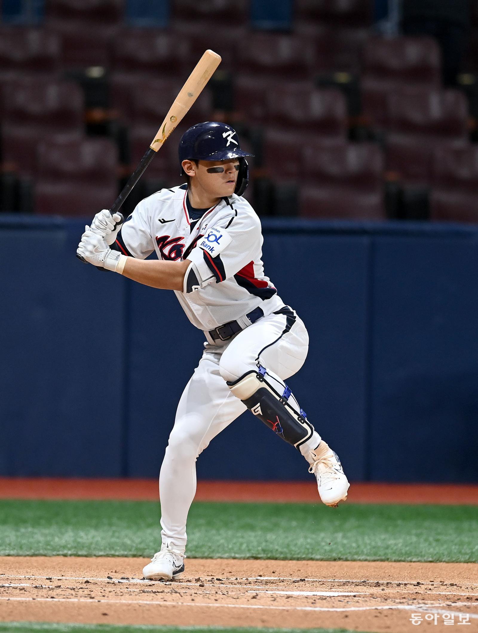 김도영은 27일 일본 오키나와에서 마무리된 월드베이스볼클래식(WBC) 한국 대표팀 전지훈련 연습경기에서 타율 0.333(18타수 6안타) 1홈런을 기록했다. 류지현 대표팀 감독은 “우리가 알던 김도영이 돌아왔다”며 그의 부활을 반겼다. 사진은 김도영이 국가대표 유니폼을 입고 타석에 서 있는 모습. 동아일보DB