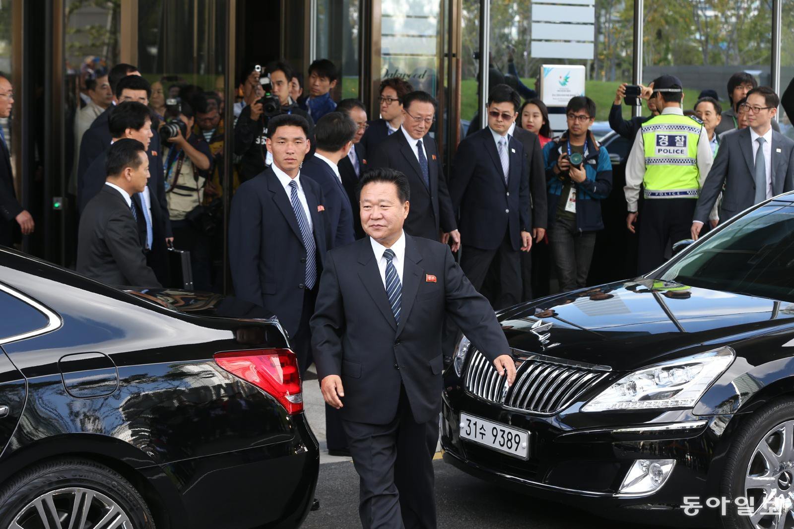 인천 아시안게임 폐막식이 예정된 2014년 10월 4일 오전 북한의 황병서 군 총정치국장, 최룡해 당중앙위원회 비서 겸 국가체육지도위원장, 김양건 대남비서 겸 통일전선부장 등이 2014인천아시안게임 폐막식에 참석하기 위해 인천공항을 통해 입국했다. 송도 오크우드 호텔에서 류길재 통일부 장관과 회담을 마친 후 오찬장으로 나서는 모습.  최룡해가 맨 먼저 움직이고 있다. 인천=변영욱 기자 cut@donga.com