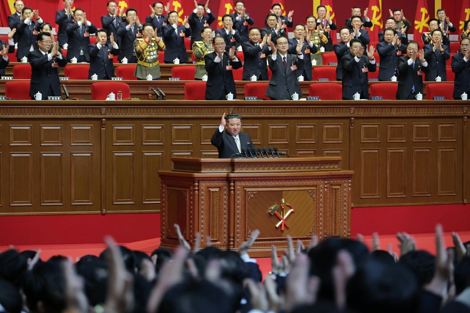 북한 노동당 기관지 노동신문은 지난 25일 김정은 당 총비서가 당 제9차 대회 폐회사를 했다고 26일 보도했다.   (평양 노동신문=뉴스1)