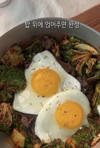 Z세대 사이에서 제철 음식으로 각광받는 봄동비빔밥. 유튜브 채널 ‘식탁 위 희연’ 캡처.