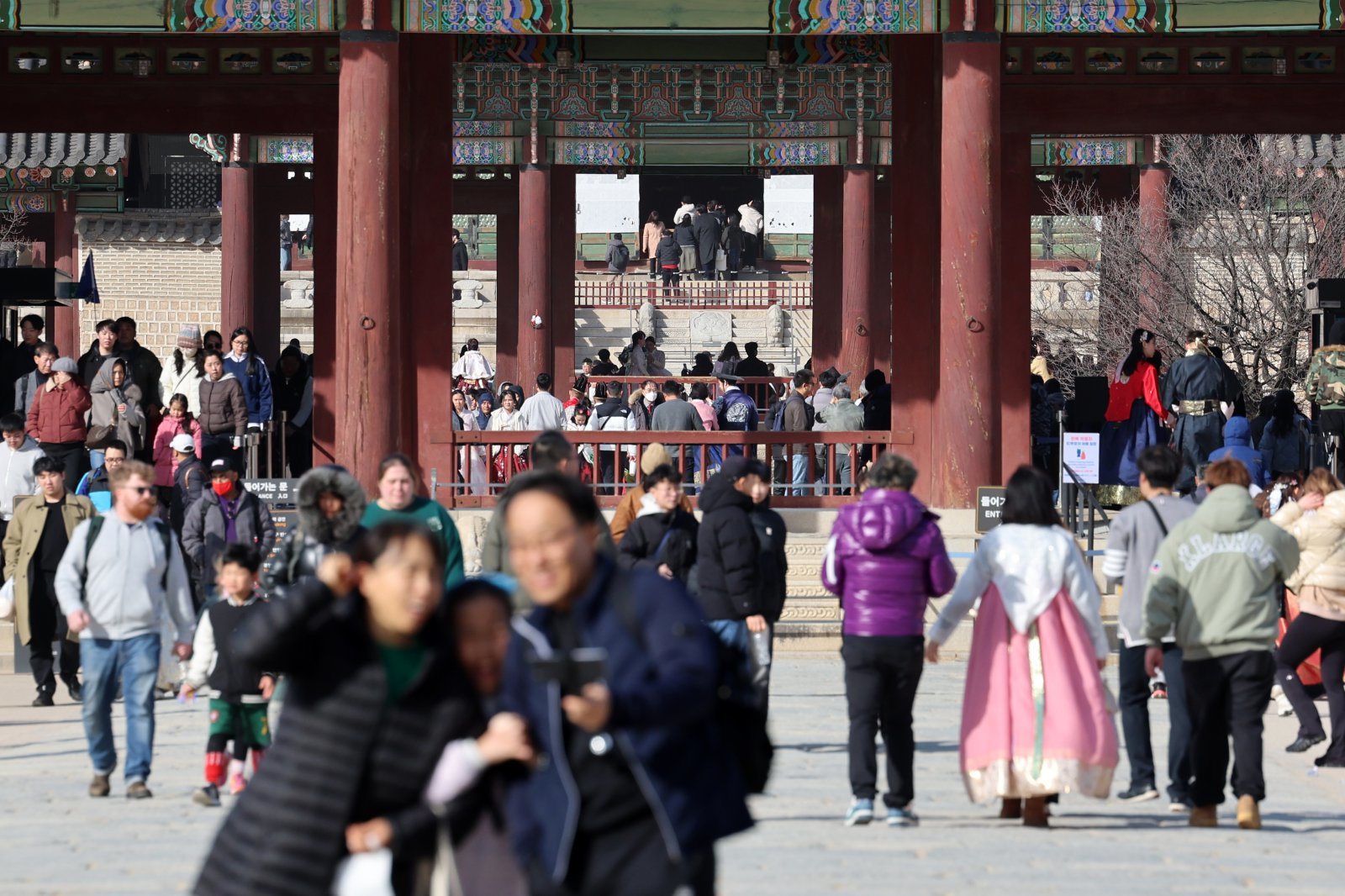 포근한 날씨를 보인 22일 서울 종로구 경복궁에서 시민들과 관광객들이 산책을 즐기고 있다. 2026.02.22. 서울=뉴시스