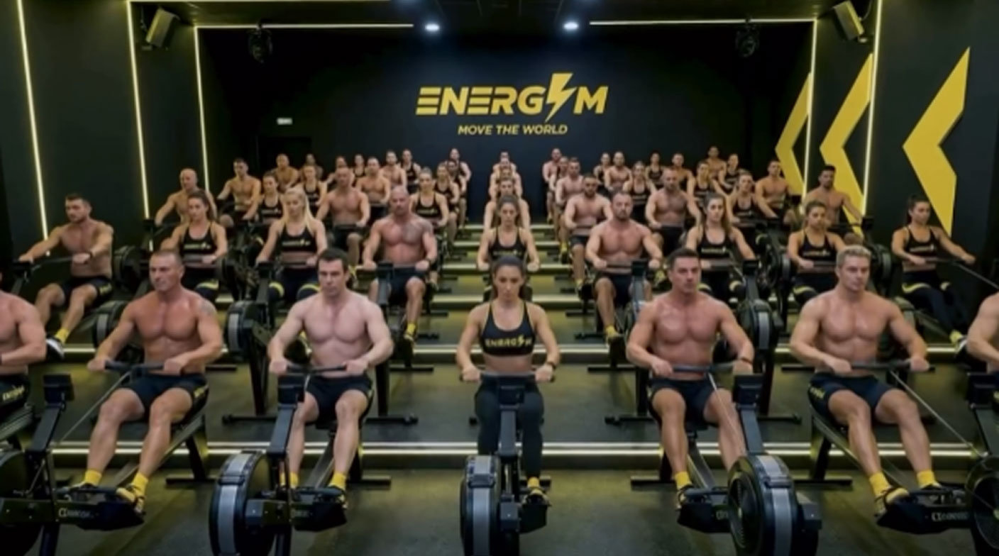 AI 확산으로 대량 실직이 발생한 미래를 가정한 풍자 영상에서 사람들이 운동을 통해 AI 서버 전력을 생산하는 모습. (출처=AiCandy)