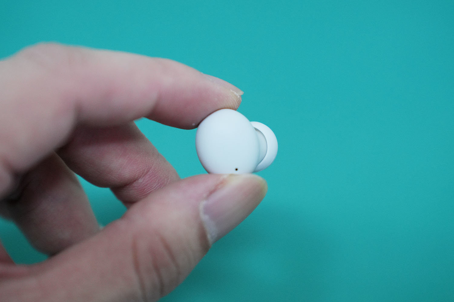 이어버드는 크기도 작고 수면에 방해되지 않는 형태로 설계됐다 / 출처=IT동아