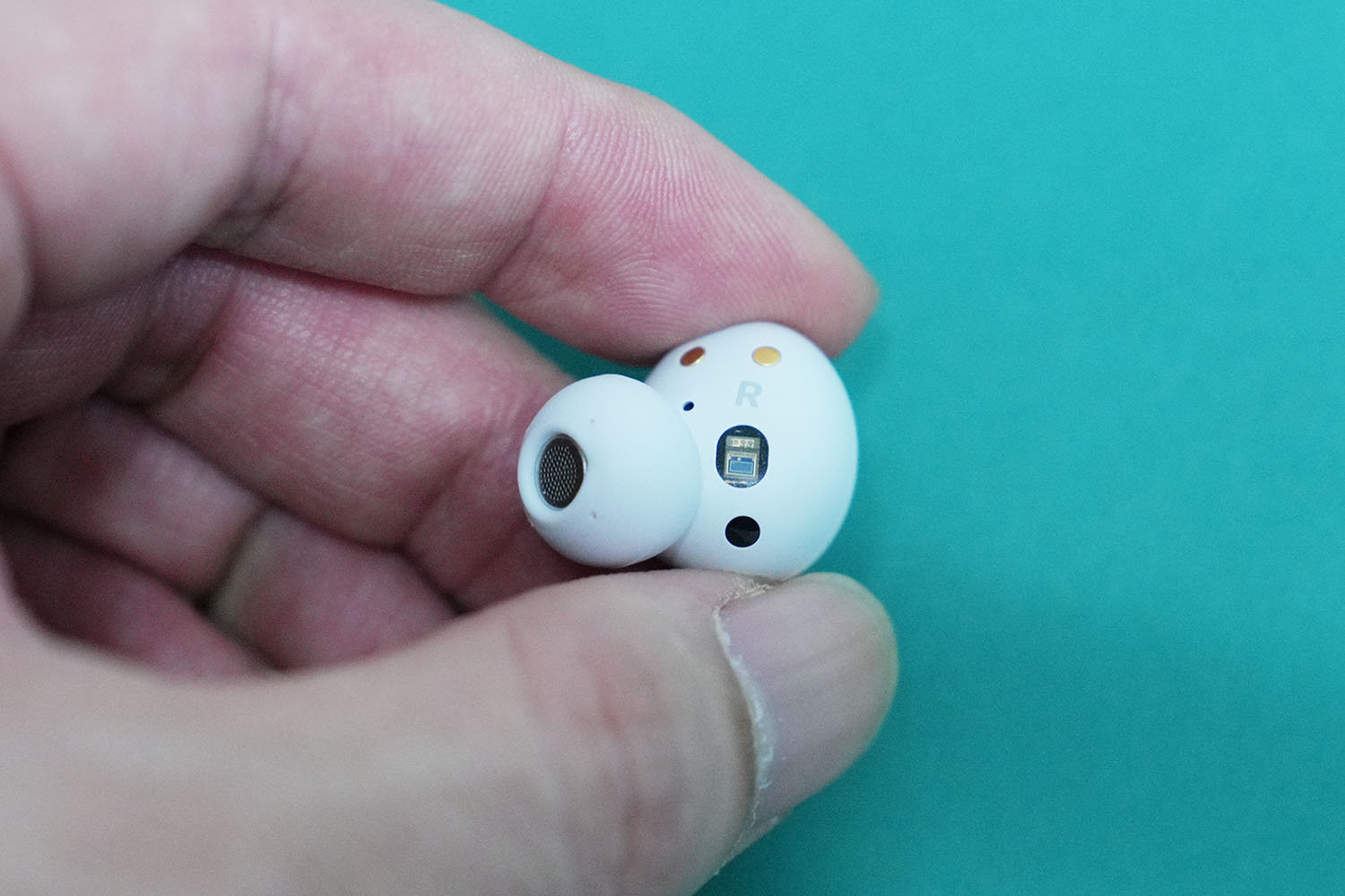 이어버드에 심박측정센서를 장착했다 / 출처=IT동아