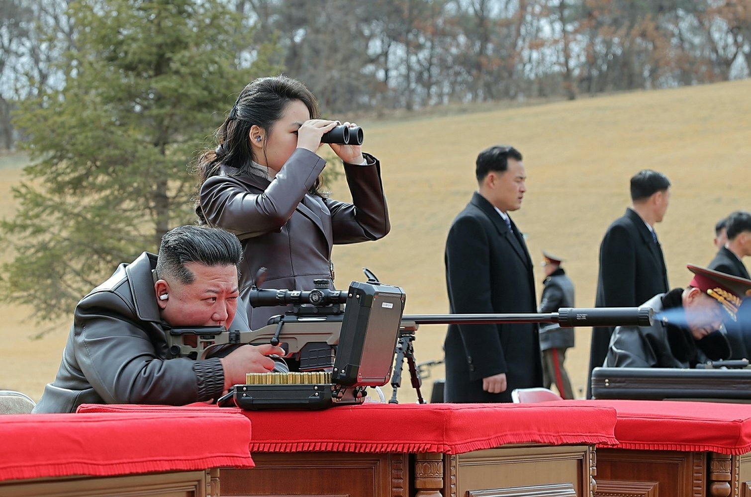북한 노동당 기관지 노동신문은 28일 “조선노동당 총비서이시며 조선민주주의인민공화국 국무위원장이신 경애하는 김정은 동지께서 2월 27일 당 중앙위원회 본부에서 주요 지도간부들과 군사지휘관들을 만나시고 특별히 준비하신 선물을 수여하시였다”라고 보도했다. 평양 노동신문=뉴스1
