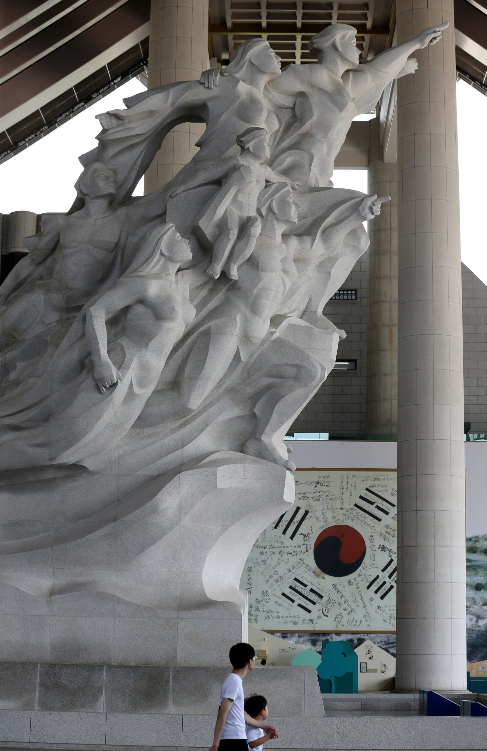 충남 천안 독립기념관을 찾은 관람객들이 전시물을 관람하고 있다.뉴스1