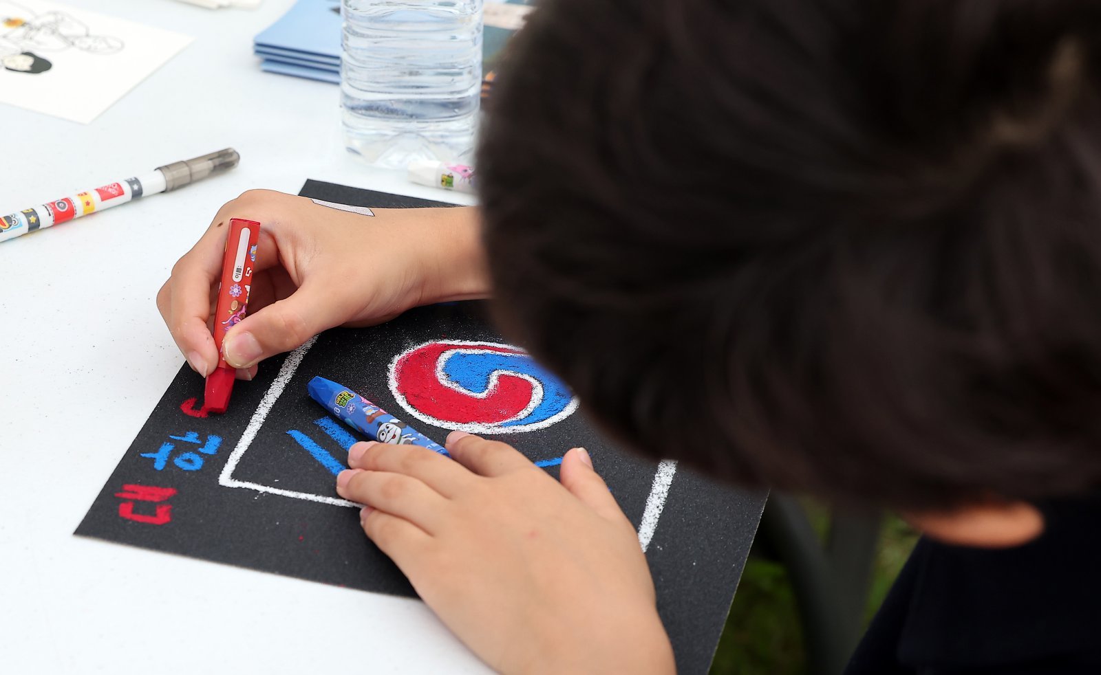 서울 서대문형무소역사관을 찾은 한 어린이가 태극기를 그리고 있다. 뉴스1