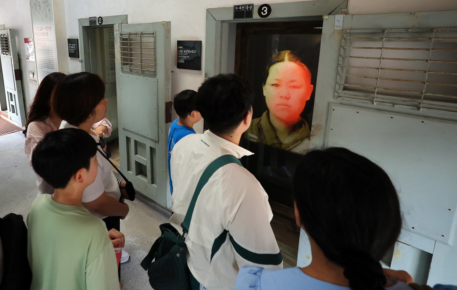 서대문형무소역사관을 찾은 어린이들을 비롯한 관람객들이 수용동 내부를 살펴보고 있다. 뉴스1