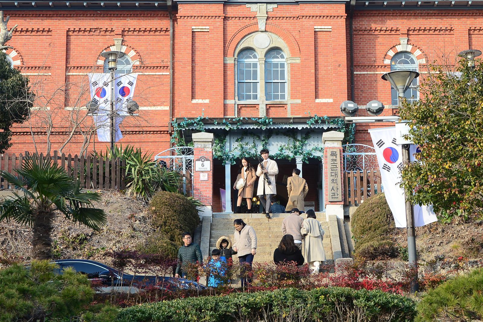 전남 목포시 대의동 목포근대역사관 1관 앞이 관광객들로 북적이고 있다. 1관은 일제강점기 일본영사관으로 쓰였고, 최근 한 드라마 촬영지로 알려지며 관광객 발길이 끊이지 않고 있다. 뉴스1