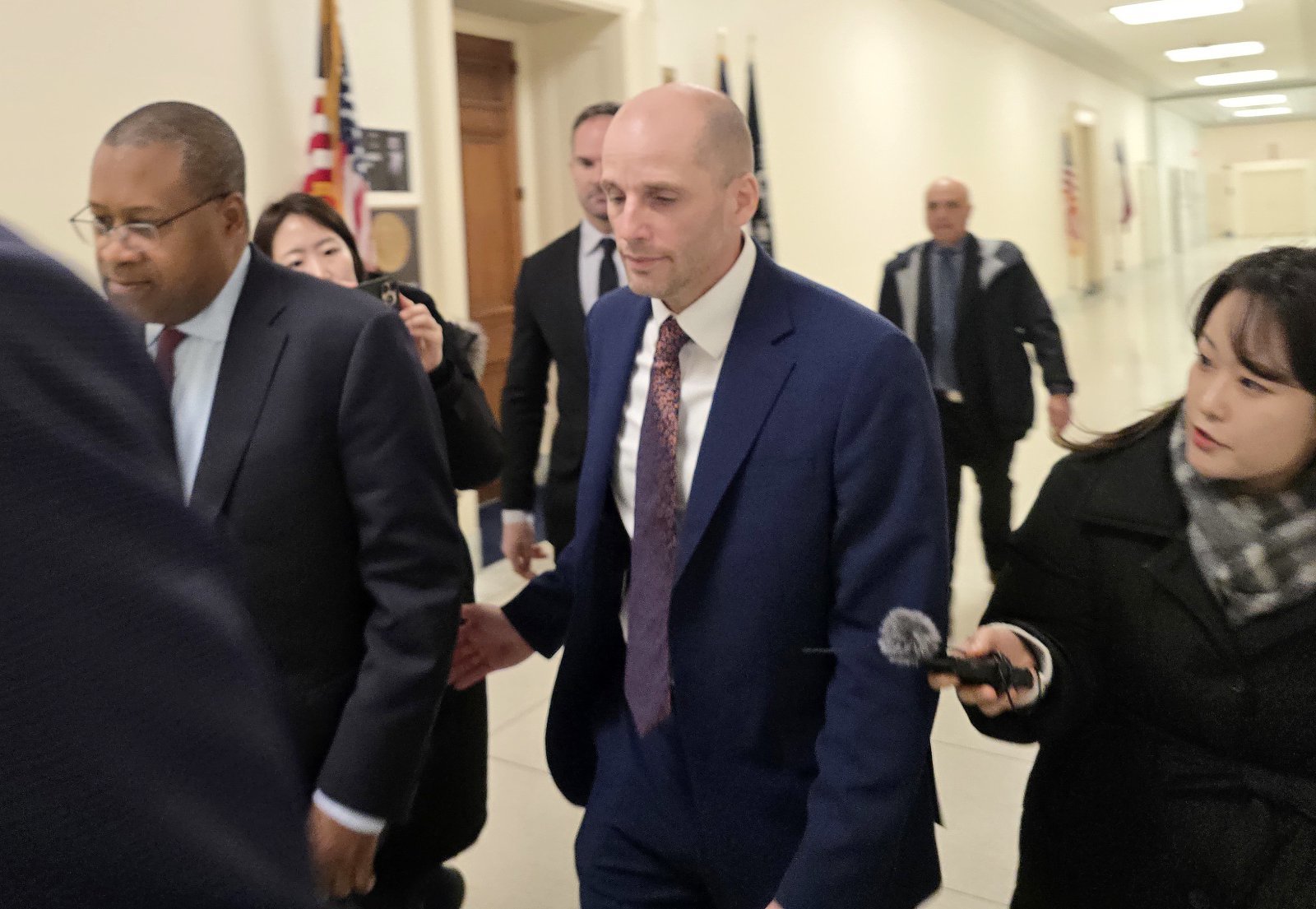 해롤드 로저스 한국 쿠팡 임시대표가 지난달 23일(현지시간) 미국 워싱턴DC 의사당의 레이번 빌딩에서 열린 하원 법사위의 쿠팡에 대한 한국 정부 차별 대우 조사를 위한 회의장에 들어서고 있다. 뉴스1