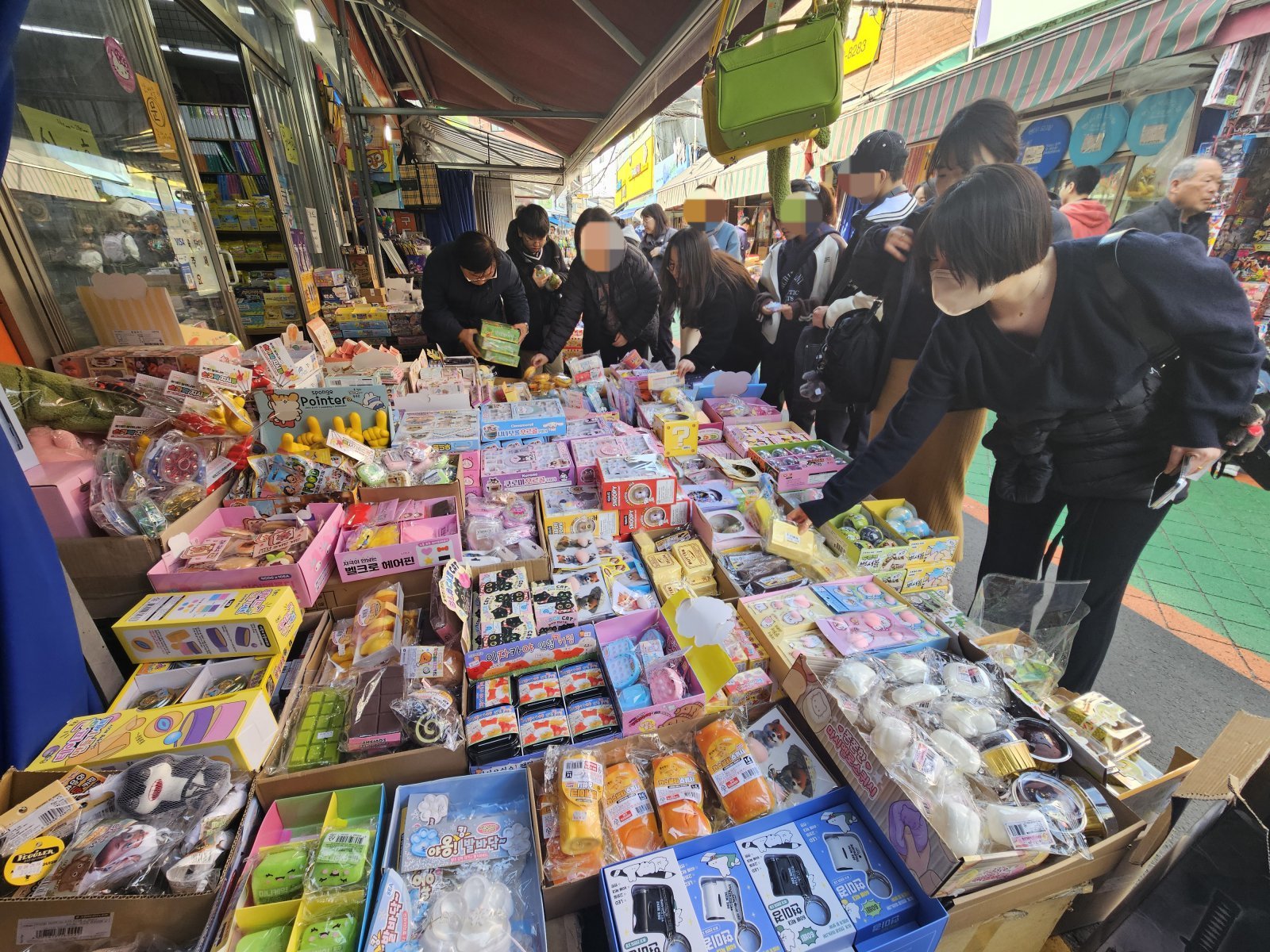 27일 서울 종로구 창신동 문구완구시장에서 시민들이 진열대의 장남감을 구경하고 있다. 2026.2.27. 뉴스1