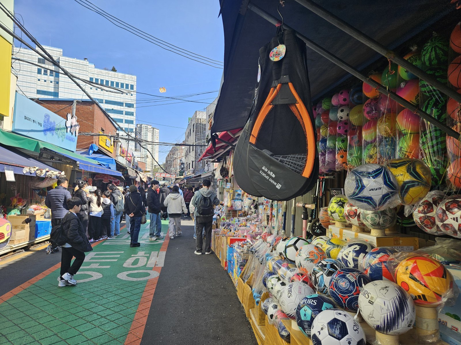 27일 서울 종로구 창신동 문구완구시장에서 전통 문구를 파는 완구 상점이 사람이 없이 휑한 모습. 2026.2.27. 뉴스1