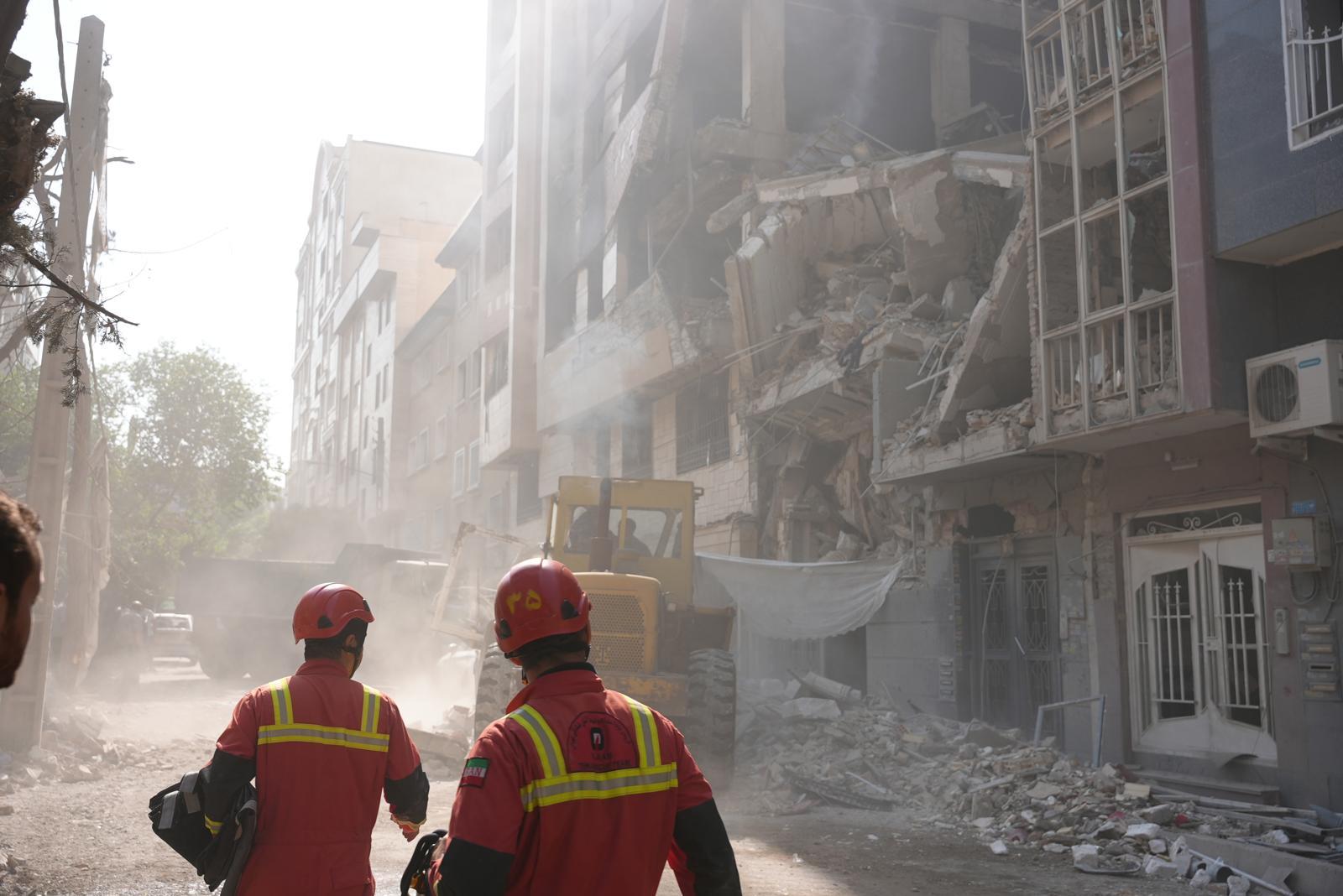 지난해 6월 13일 이스라엘의 공격을 받아 무너진 이란 수도 테헤란의 한 건물. 테헤란=신화 뉴시스