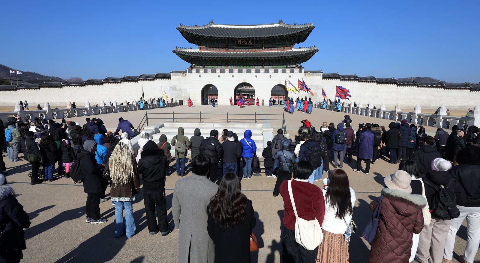 지난해 4대 궁과 종묘, 조선왕릉을 찾은 관람객이 1,781만여 명으로 역대 최다 기록을 세웠다. 국가유산청 궁능유적본부는 2025년 경복궁·창덕궁·창경궁·덕수궁과 종묘, 조선왕릉을 찾은 관람객이 1,781만 4,848명으로 집계됐다고 5일 밝혔다. 2024년 연간 관람객(1,578만 129명)보다 12.8% 늘어난 수치다. 관람객이 가장 많이 찾은 고궁은 경복궁이며, 연간 관람객은 688만 6,650명으로, 전체 궁·능 관람객의 38.7%를 차지했다.  5일 서울 종로구 광화문 월대 앞에서 관람객들이 파수의식을 관람하고 있다. 2026.01.05. 서울=뉴시스