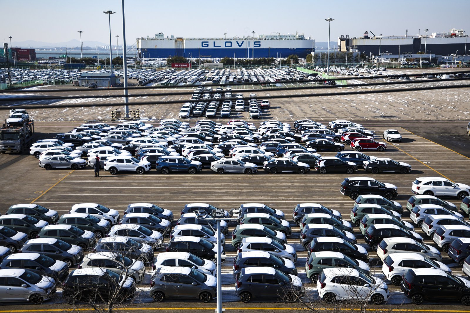 27일 경기 평택시 평택항에 수출용 자동차가 세워져 있다.   도널드 트럼프 미국 대통령이 한국산 제품에 대한 관세를 무역합의 이전 수준으로 다시 인상하겠다고 밝혔다. 트럼프 대통령은 이날 소셜미디어(SNS) 트루스소셜에 “한국 국회가 우리의 역사적인 무역합의를 비준하지 않았기에, 그들의 권한이지만, 저는 이에 따라 한국산 자동차, 목재, 의약품 및 기타 상호관세를 15%에서 25%로 인상할 것이다”고 밝혔다. 2026.01.27. 평택=뉴시스