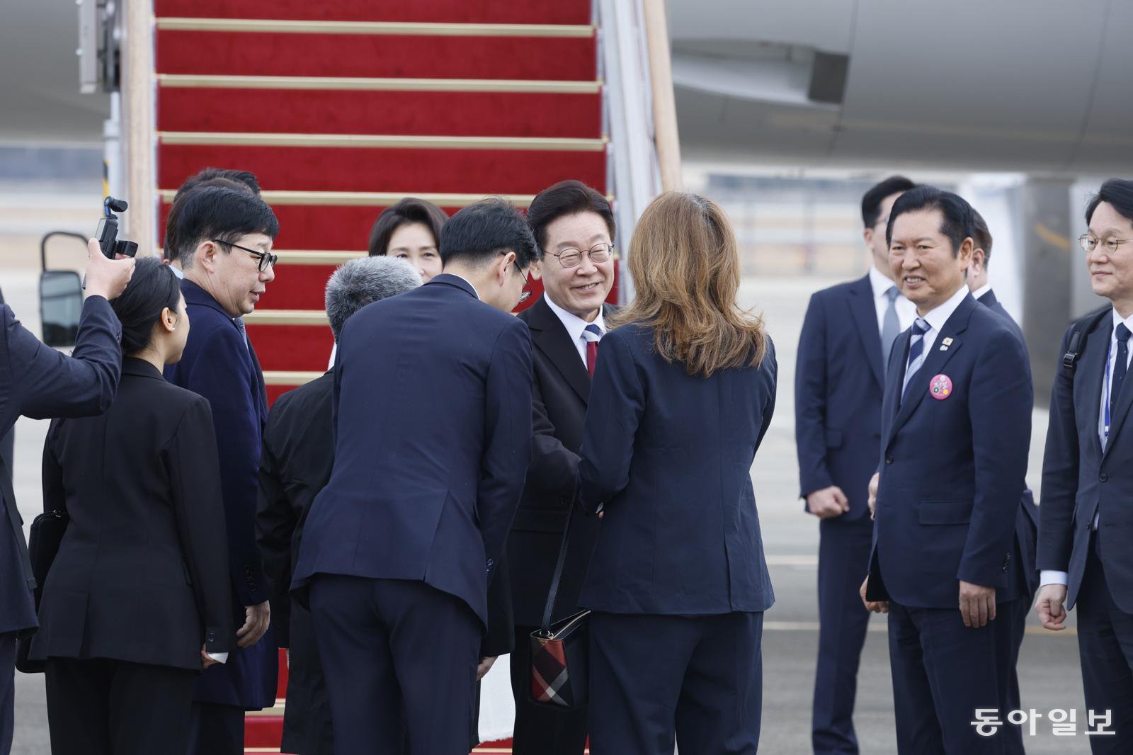 싱가포르·필리핀 국빈 방문에 나서는 이재명 대통령과 김혜경 여사가 1일 오전 경기 성남시 서울공항에서 공군 1호기에 탑승에 앞서 환송객들과 인사를 하고 있다. 송은석 기자 silverstone@donga.com