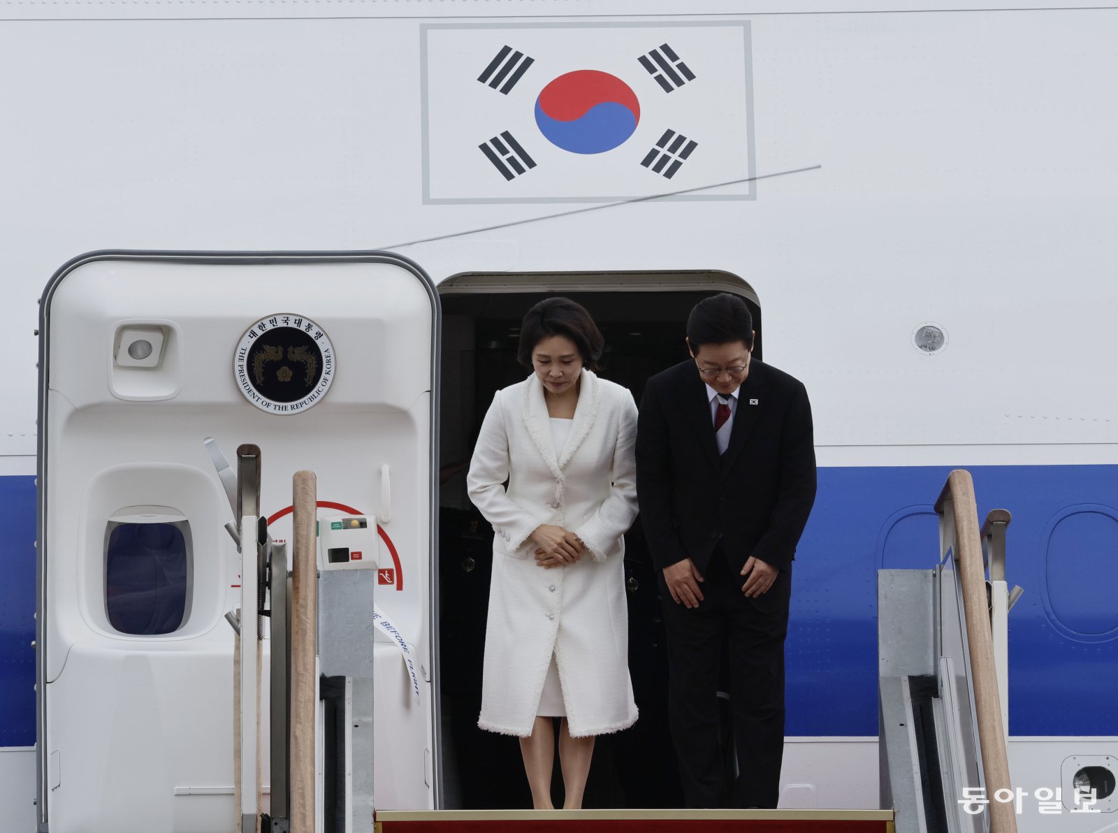싱가포르·필리핀 국빈 방문에 나서는 이재명 대통령과 김혜경 여사가 1일 오전 경기 성남시 서울공항에서 출국에 앞서 환송객들에게 인사를 하고 있다. 송은석 기자 silverstone@donga.com