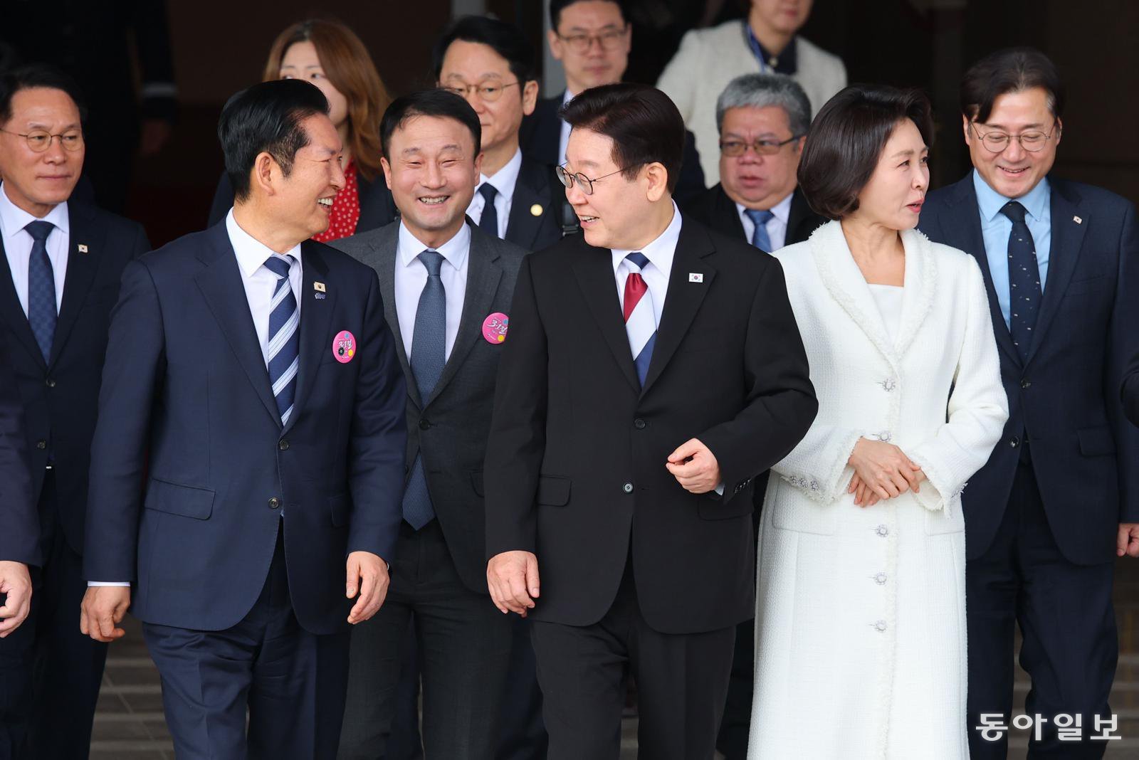 싱가포르·필리핀 국빈 방문에 나서는 이재명 대통령과 김혜경 여사가 1일 오전 경기 성남시 서울공항에서 공군 1호기에 탑승하기 위해 이동하고 있다. 송은석 기자 silverstone@donga.com