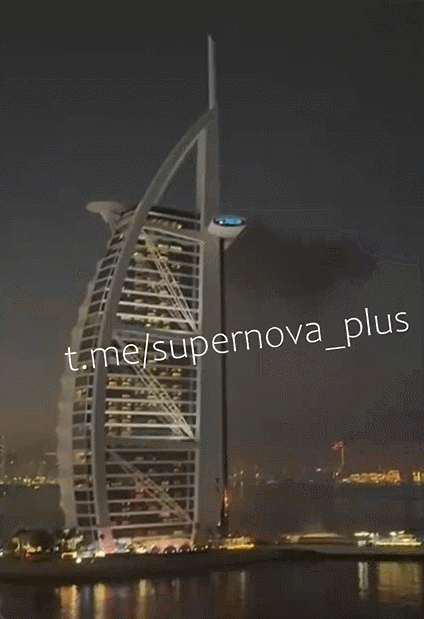 이란의 드론 한 대가 요격되는 과정에서 파편이 두바이 ‘부르즈 알 아랍’ 호텔의 외벽에 부딪히며 불이 난 모습. 텔레그램 갈무리 @Supernova+