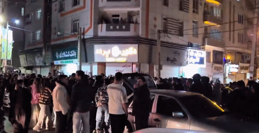 아야톨라 알리 하메네이 최고 지도자의 사망 소식에 이란 테헤란 거리에서 시민들이 기뻐하는 모습. 엑스 갈무리 @jenniferzeng97