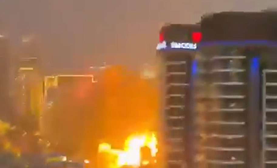 이란의 미사일 등 공격으로 두바이에 화재가 발생한 모습. 엑스 갈무리 @robbedikappa