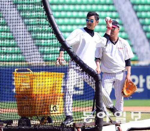 LG 코치 시절 배팅볼을 던지고 있는 서용빈.동아일보 DB