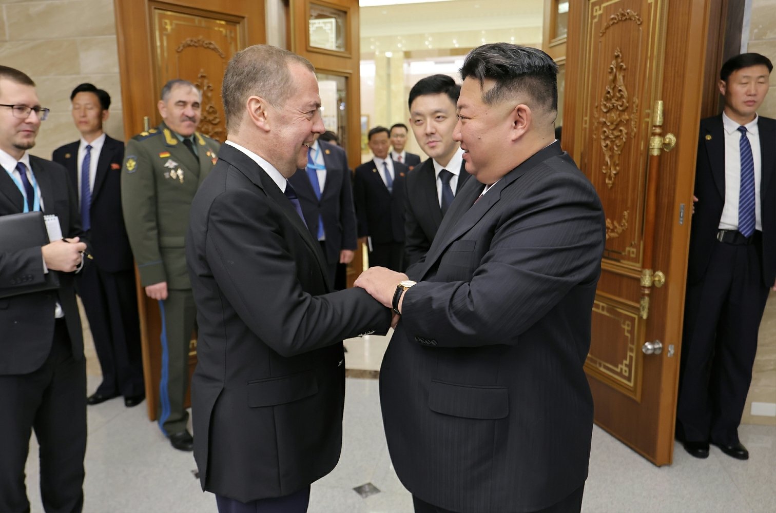 북한 노동당 기관지 노동신문은 김정은 당 총비서가 10일 노동당 창건 80주년에 즈음해 평양에서 드미트리 메드베데프 러시아 국가안보회의 부의장 겸 통합러시아당 의장과 만나 향후 ‘동맹관계 발전 방안’에 대해 논의했다고 11일 보도했다. 평양 노동신문=뉴스1