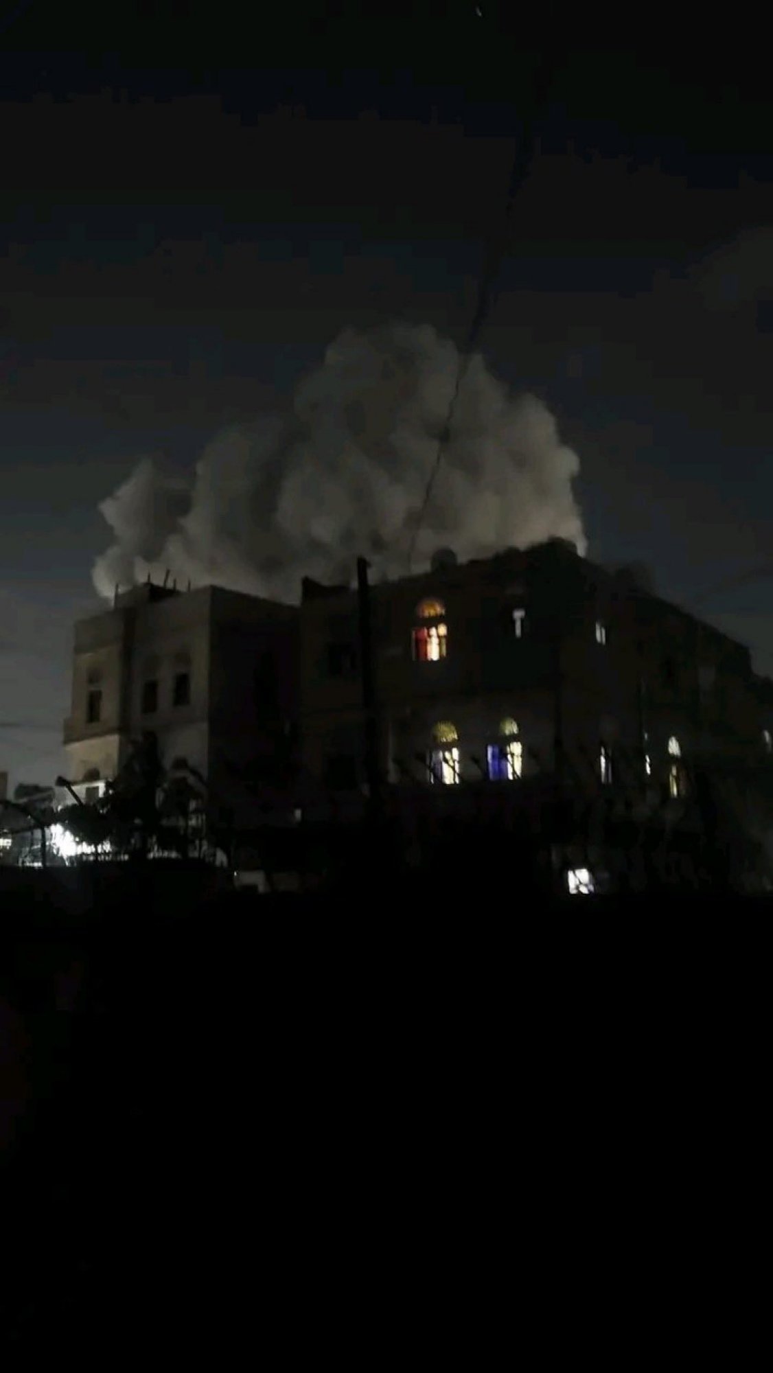 지난해 3월 15일(현지 시간) 예멘 수도 사나에서 미국의 공습을 받은 건물 위로 연기가 피어오르고 있다. 도널드 트럼프 미국 대통령은 이날 미군에 예멘의 친이란 무장단체 후티 반군 공격을 명령했다고 밝혔다. 사나=신화 뉴시스