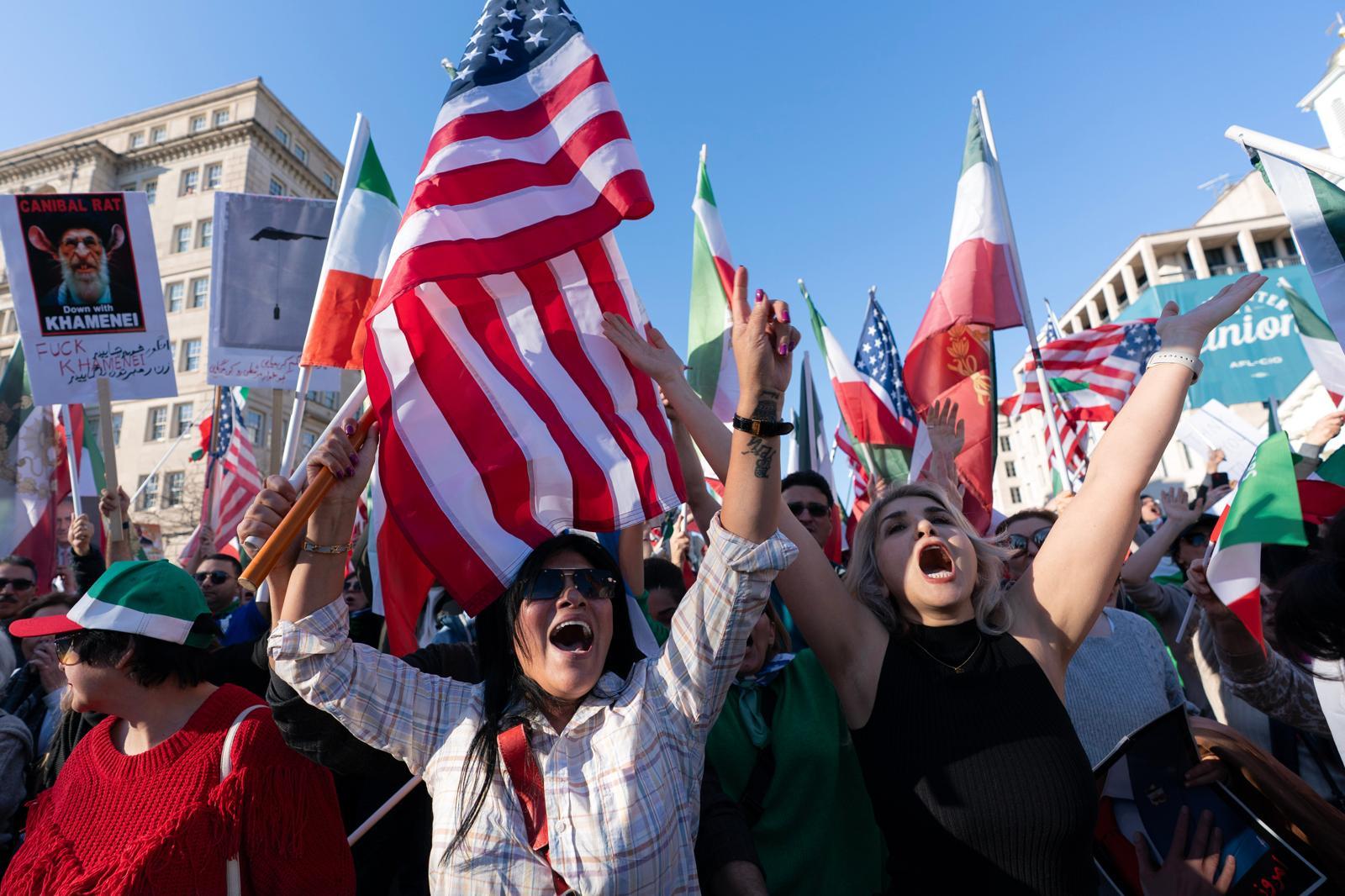 지난달 28일 미국 수도 워싱턴 백악관 일대에서 이란 공습을 지지하는 시민들이 집회를 열고 환호하고 있다. 이날 미국 곳곳에서는 이란 공습 찬반 시위가 동시에 열렸다. 워싱턴=AP 뉴시스
