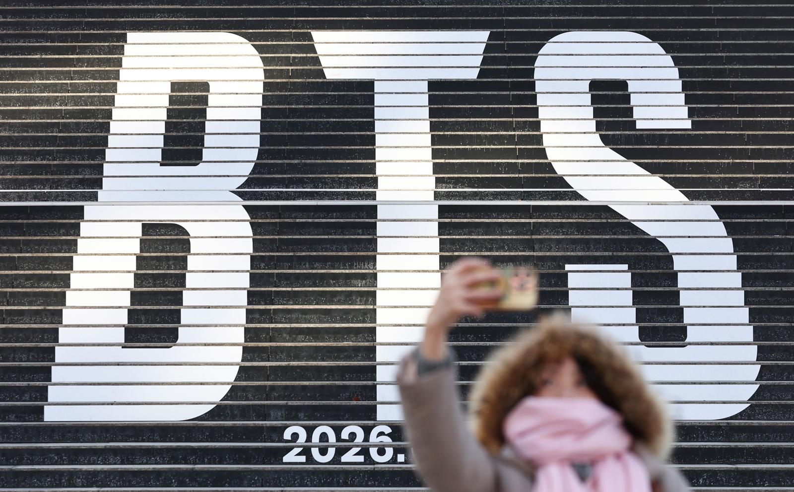 서울 종로구 세종문화회관 계단에 설치된 방탄소년단(BTS)의 정규 5집 컴백을 알리는 홍보물을 배경으로 관광객들이 기념촬영을 하고 있다. 뉴스1