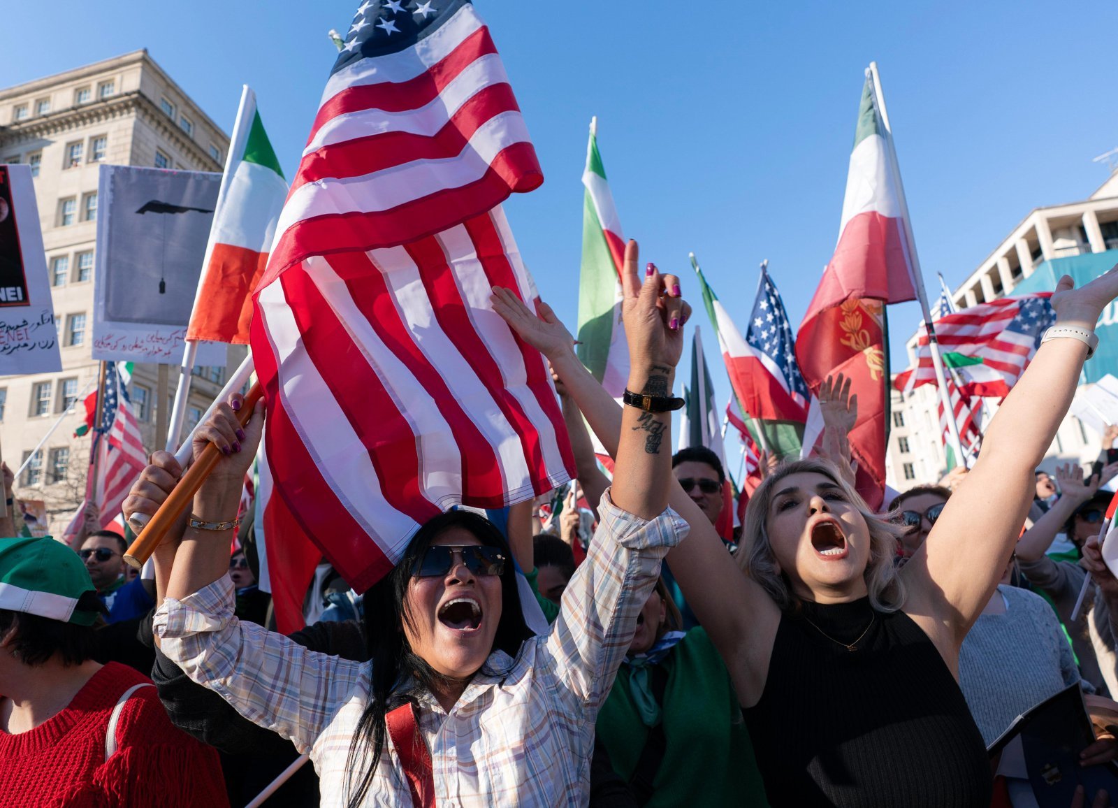 환호 울리는 워싱턴
지난달 28일 미국 워싱턴 백악관 인근에서 미국과 이스라엘의 이란 공습을 지지하는 시민들이 집회를 열고 환호하고 있다. 워싱턴=AP 뉴시스