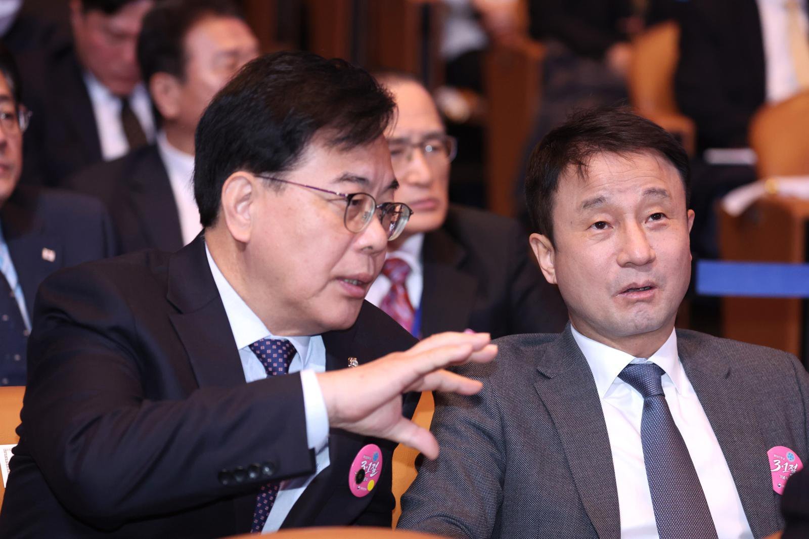 한병도(오른쪽) 더불어민주당 원내대표와 송언석 국민의힘 원내대표가 1일 서울 강남구 코엑스에서 열린 제107주년 3·1절 기념식에서 대화를 나누고 있다. 청와대통신사진기자단