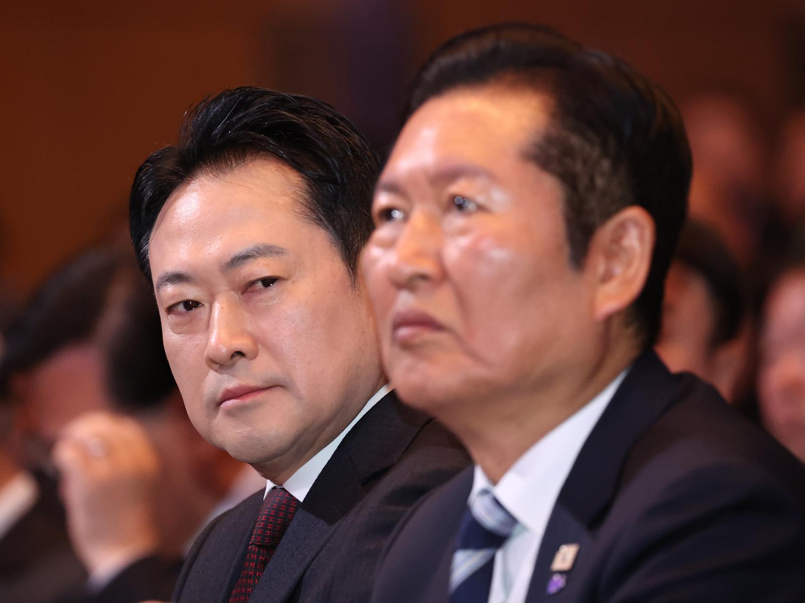 정청래 더불어민주당 대표(오른쪽)와 장동혁 국민의힘 대표가 1일 서울 강남구 코엑스에서 열린 제107주년 3·1절 기념식에 참석해 자리하고 있다. 뉴스1