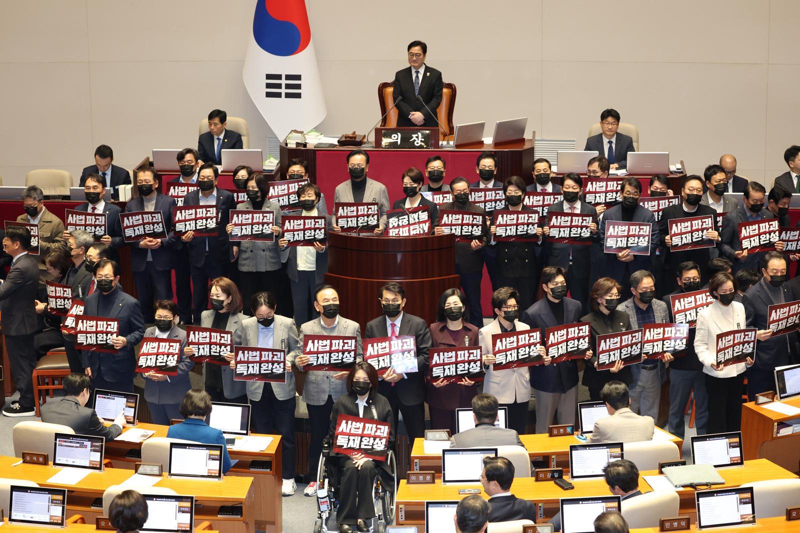 28일 오후 서울 여의도 국회 본회의에서 ‘대법관 증원’을 핵심으로 하는 법원조직법 일부개정법률안에 대한 무제한토론(필리버스터) 종결 투표가 시작되자 국민의힘 의원들이 단상을 점거하고 침묵시위를 하고 있다. 2026.02.28 뉴시스