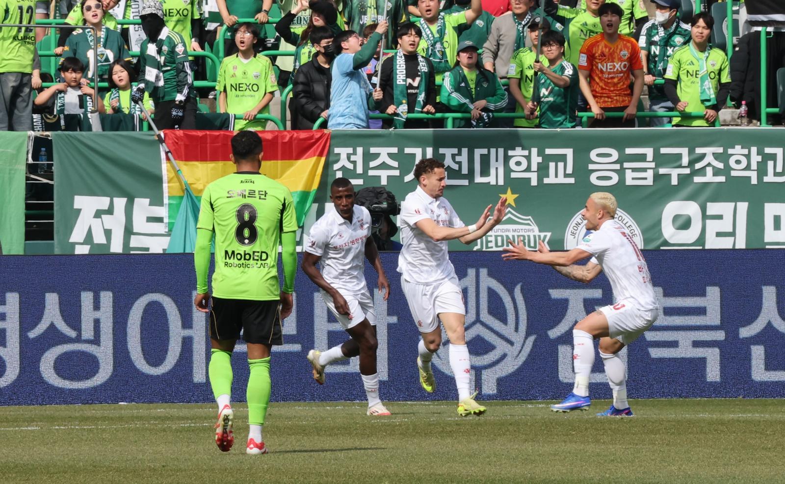 1일 전북 전주시 전주월드컵경기장에서 열린 하나은행 K리그1 2026 전북현대와 부천FC의 경기에서 부천FC 갈레고가 골을 넣고 동료들과 기쁨을 나누고 있다. 2026.3.1  뉴스1