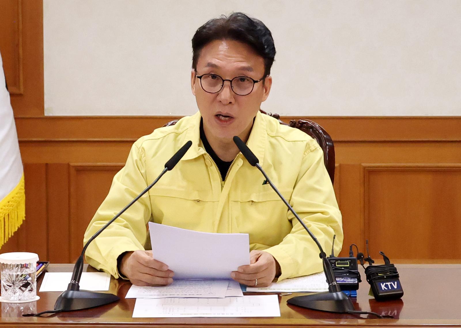 김민석 국무총리가 1일 오후 서울 종로구 정부서울청사에서 열린 중동 상황점검 관련 긴급 관계부처회의를 주재하고 있다. 뉴시스