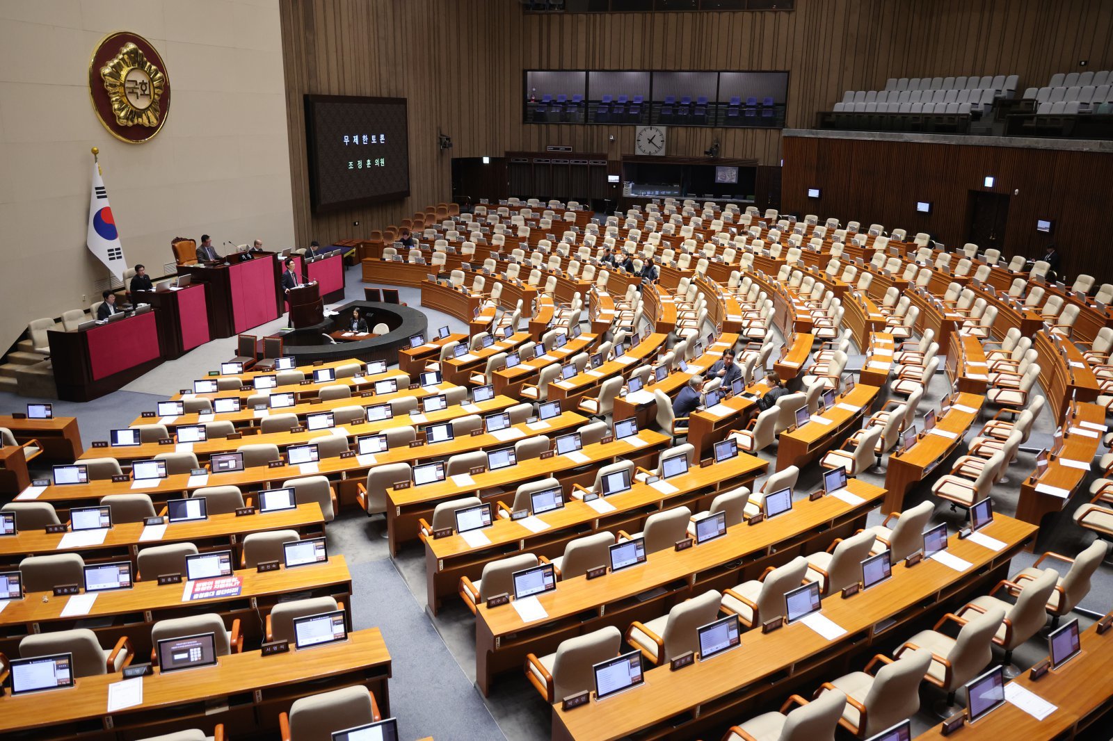 조정훈 국민의힘 의원이 1일 서울 여의도 국회에서 열린 제432회 국회(임시회) 제8차 본회의에서 국민투표법 전부개정법률안(대안) 수정안에 대해 무제한토론(필리버스터)을 하고 있다. 뉴스1