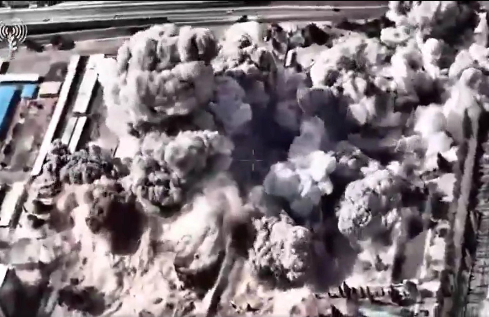 화염 휩싸인 테헤란 중심부
이스라엘군이 1일(현지 시간) ‘X’ 계정을 통해 하루 전 미국과 공동으로 거행한 이란 공습 영상을 공개했다. 이란 수도 테헤란 중심부에서 검은 뭉게구름이 피어오르는 장면과 ‘이란 테러 정권 본부 해체’라는 문구가 담겼다. 사진 출처 이스라엘군 X