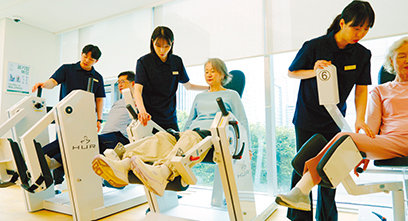 제일리핏케어에서 1:1 맞춤 운동 관리를 받고 있는 중장년층 환자들.