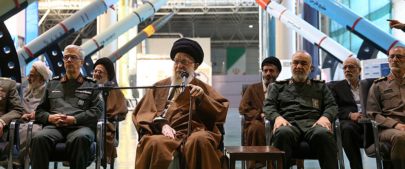 2023년 11월 19일 알리 하메네이 이란 최고지도자(가운데)가 군 지휘관들과 함께 혁명수비대의 항공우주 성과를 알리는 전시회에 참석한 모습. 지난달 28일(현지 시간) 미국과 이스라엘의 공습으로 사망한 하메네이는 생전 핵과 미사일 개발을 앞세우며 강도 높은 반미, 반이스라엘 전략을 구사했다. AP 뉴시스