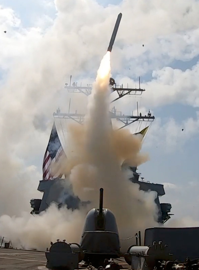 지난달 28일(현지 시간) 중동 일대의 미군 해군 함정이 이란을 공습하는 ‘에픽 퓨리’ 작전을 지원하기 위해 미사일을 발사하는 모습. 미군 중부사령부 제공