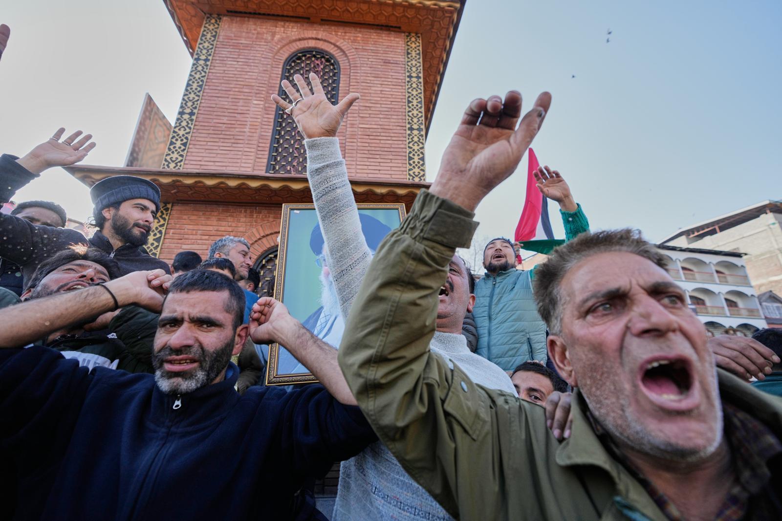1일(현지 시간) 인도령 카슈미르 스리나가르에서 시아파 신도들이 미국과 이스라엘의 공격으로 사망한 아야톨라 알리 하메네이 이란 최고지도자를 애도하고 있다. 2026.03.01. 스리나가르=AP/뉴시스