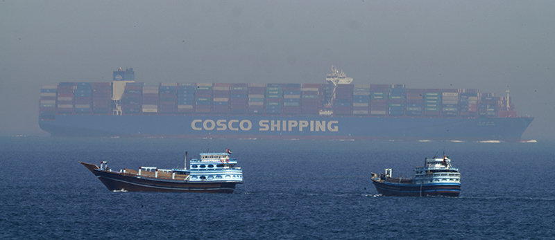 작은 선박과 대형 컨테이너선이 페르시아만과 오만만을 잇는 호르무즈 해협을 지나고 있다. AP 뉴시스