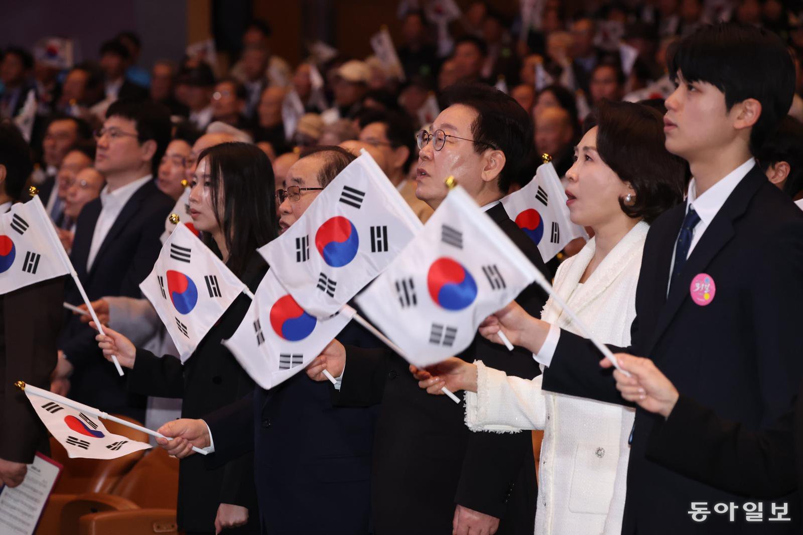 이재명 대통령과 김혜경 여사가 1일 오전 서울 코엑스에서 열린 제107주년 3.1절 기념식에 참석해 3.1절 노래를 제창하고 있다. 2026.03.01. 송은석 기자 silverstone@donga.com