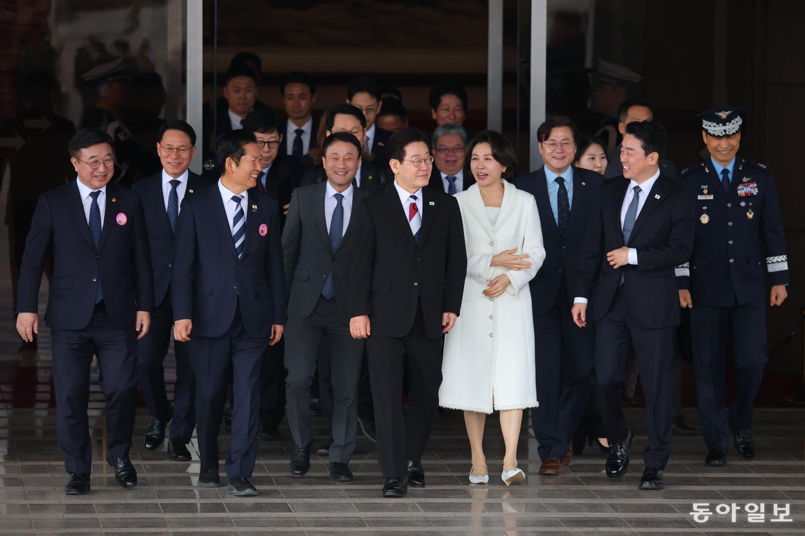 싱가포르·필리핀 국빈 방문에 나서는 이재명 대통령과 김혜경 여사가 1일 오전 경기 성남시 서울공항에서 공군 1호기에 탑승하기 위해 이동하고 있다. 송은석 기자 silverstone@donga.com