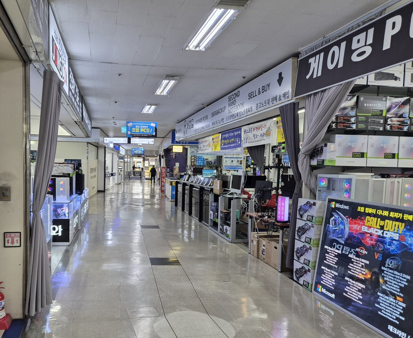 대학교 개강일을 한 주 앞둔 26일 서울 용산구 전자상가에는 썰렁한 공기만 감돌았다.2026.2.26/뉴스1 최동현 기