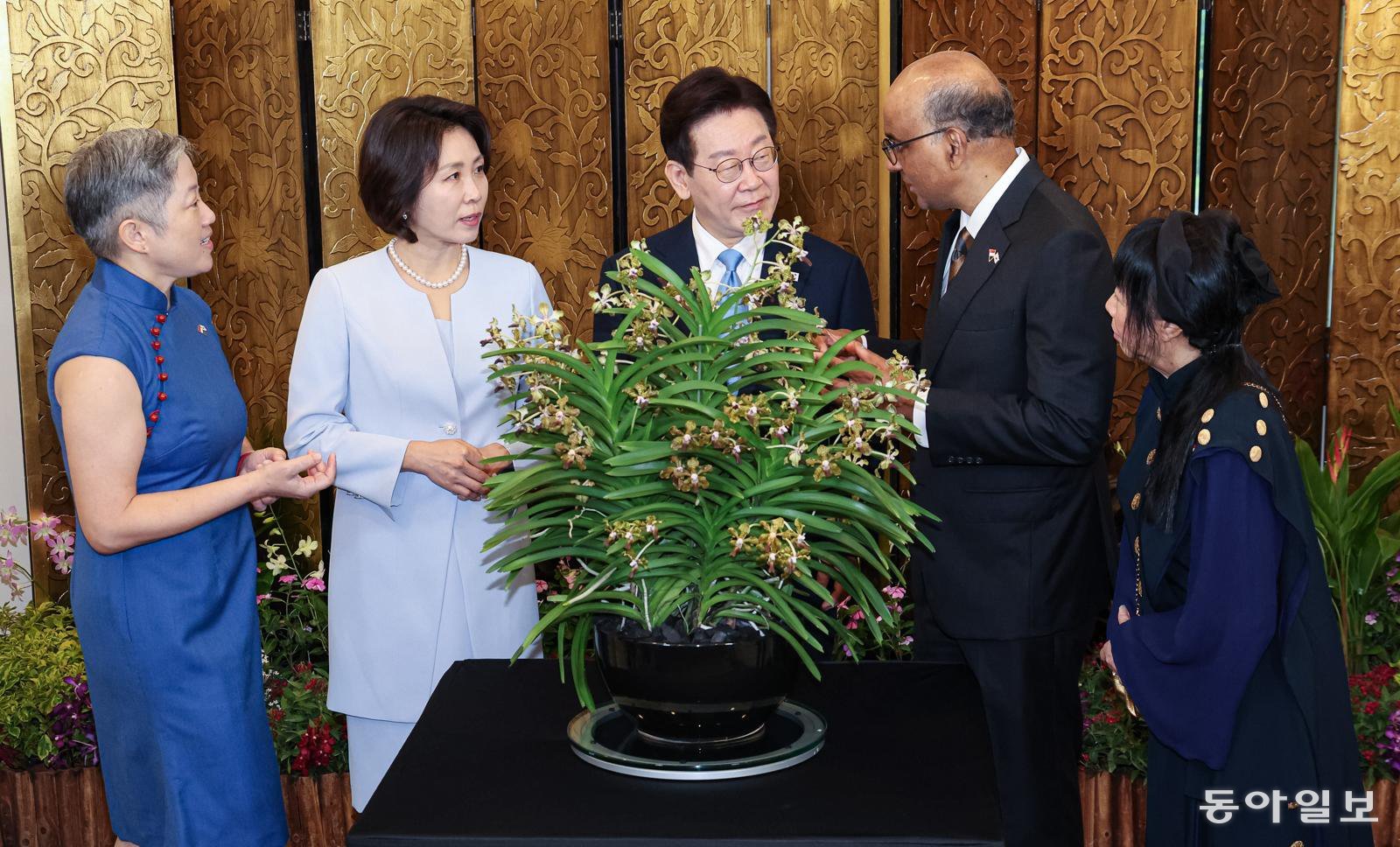 이재명 대통령과 김혜경 여사, 타르만 샨무가라트남 싱가포르 대통령과 제인 이토기 샨무가라트남 여사가 2일 싱가포르 외교부에서 열린 난초 명명식에서 대화를 나누고 있다. 싱가포르=송은석 기자 silverstone@donga.com