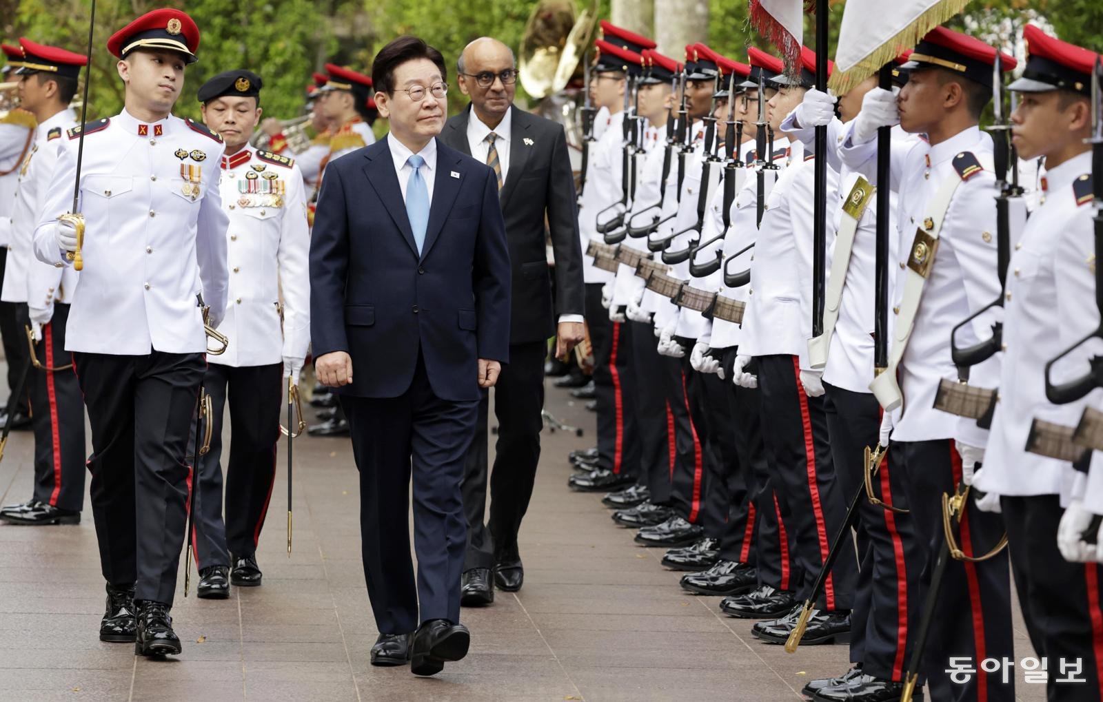 이재명 대통령이 2일 싱가포르 외교부에서 열린 공식 환영식에서 타르만 샨무가라트남 싱가포르 대통령과 함께 의장대 사열을 하고 있다. 싱가포르=송은석 기자 silverstone@donga.com
